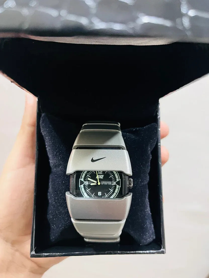 Montre Homme Sportive avec Bracelet Métallique et Design Moderne