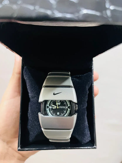 Montre Homme Sportive avec Bracelet Métallique et Design Moderne